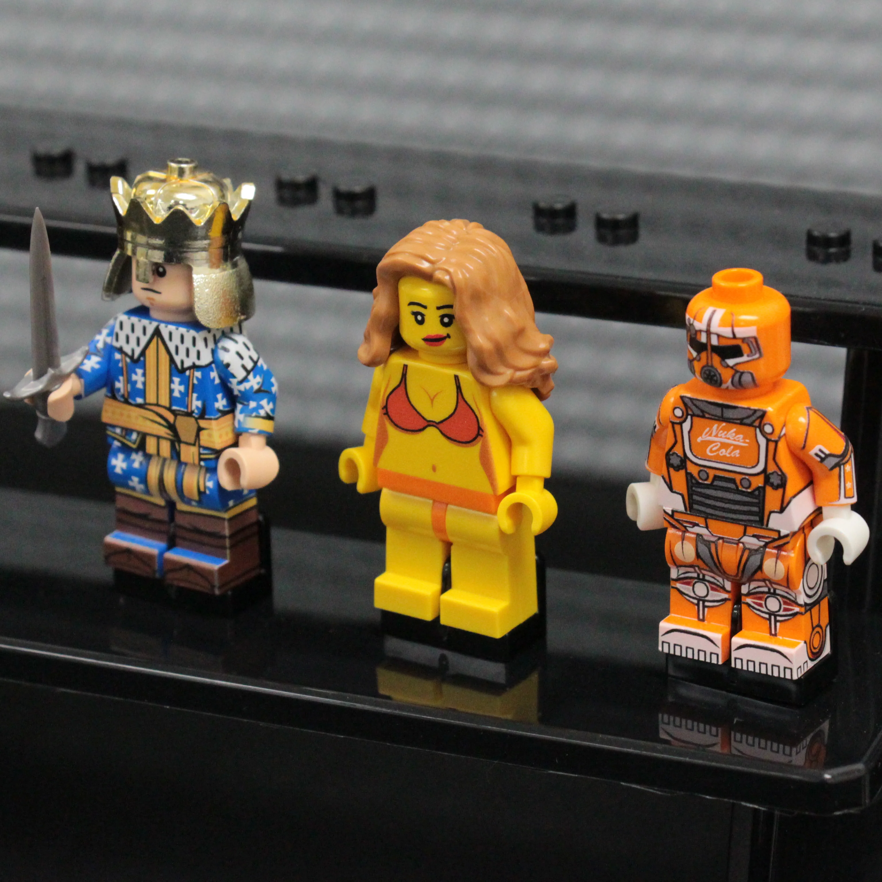 Minifigure Display Stand - Figure Panels x18 - Image 2